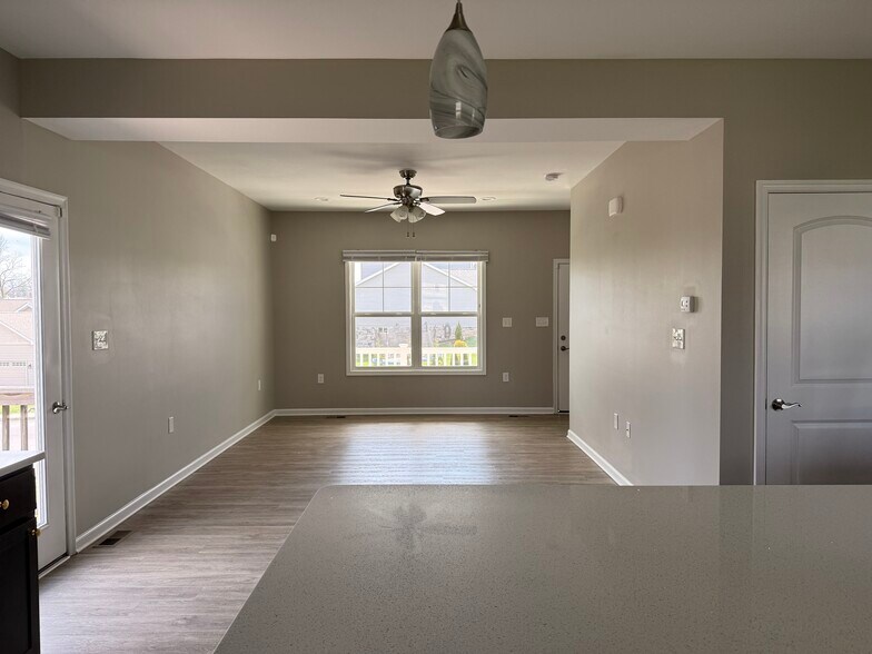 Building Photo - 270 Mabdarin Dr