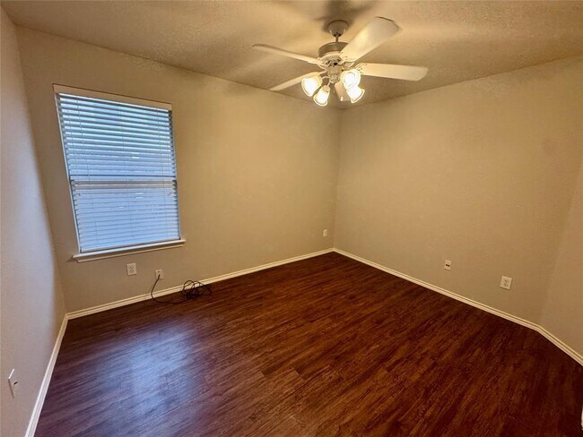 Building Photo - 205 Bluebonnet Tr