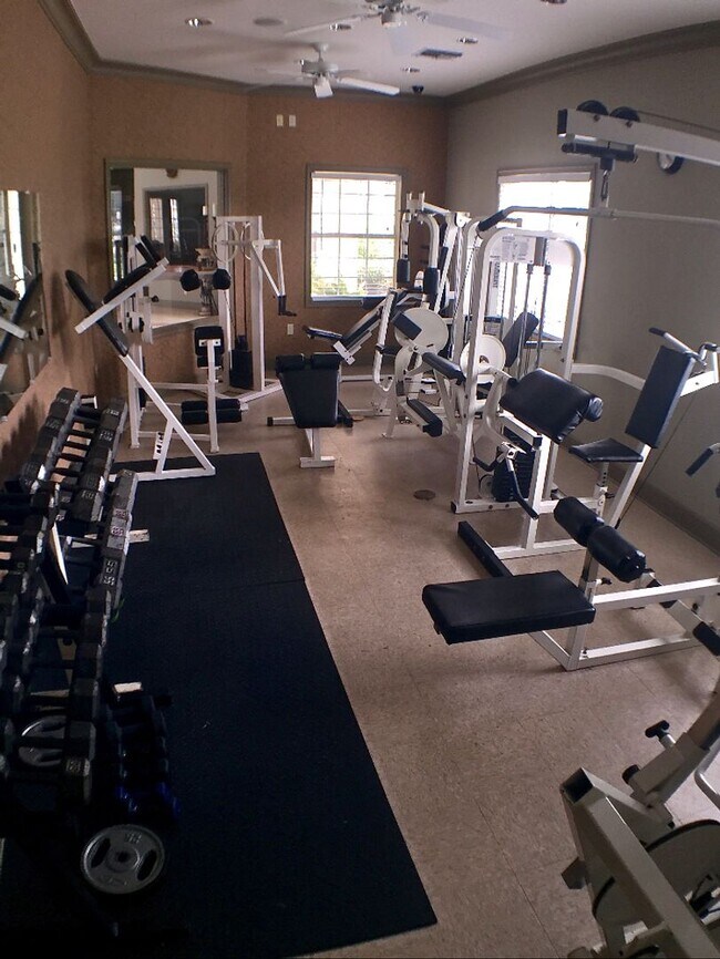 Building Photo - Beautiful turnkey ready 2/2 unit available...