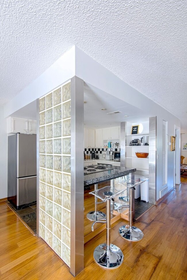 Building Photo - Super fun remodeled Apartment