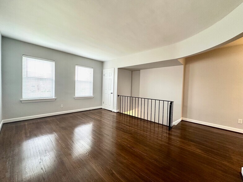 Building Photo - 4633 Jamieson Ave