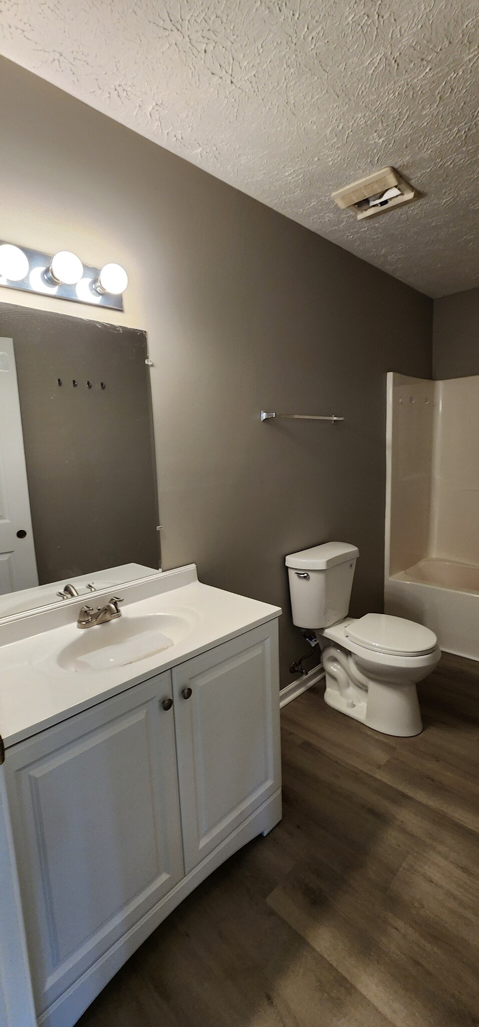 Hall bath - 4532 Winslow Dr