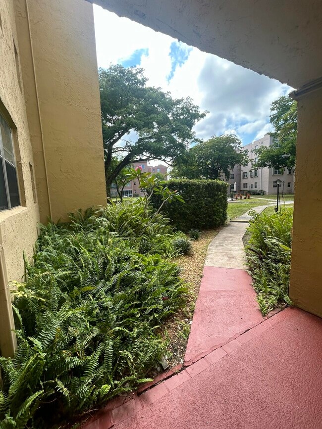 Building Photo - 2801 Somerset Dr