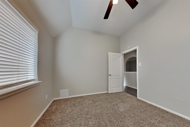 Building Photo - 1731 Red Oak Terrace