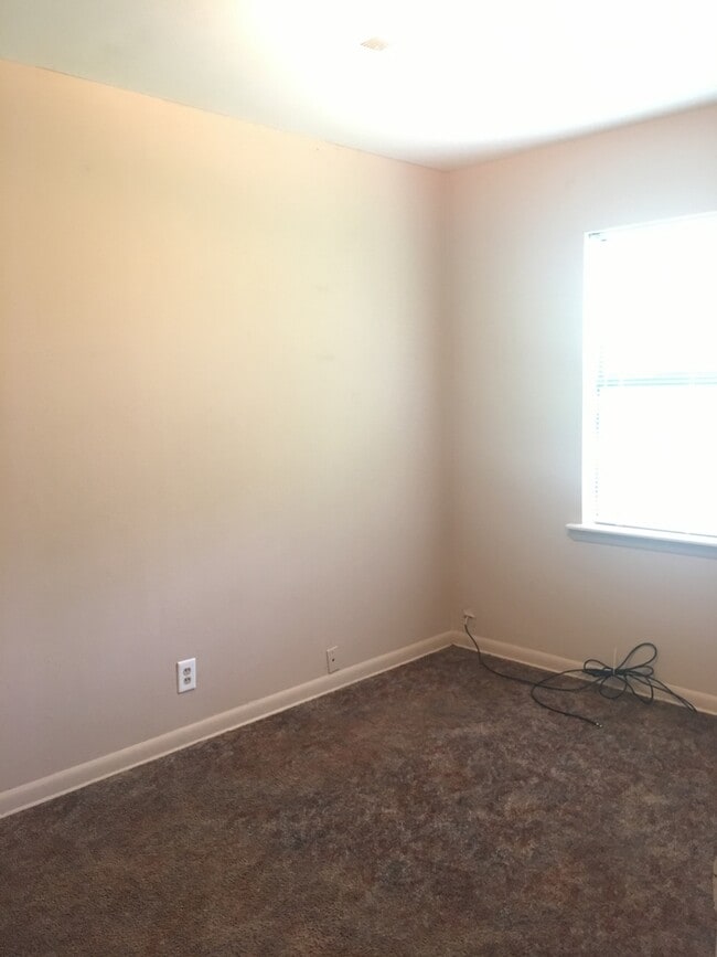 Building Photo - 3 bedroom + Bonus room/Bedroom and 1 bath ...