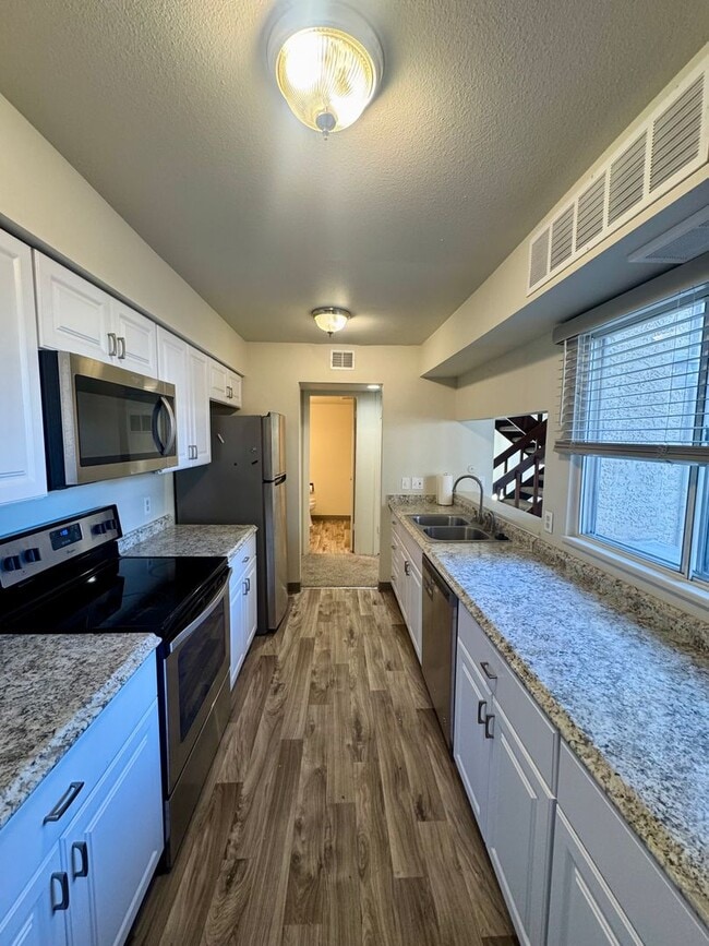 Building Photo - 2 Bedroom Townhome with Pool and Fitness Center/Centrally Located!!