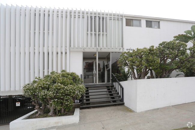 Building Photo - 10966 Roebling Ave