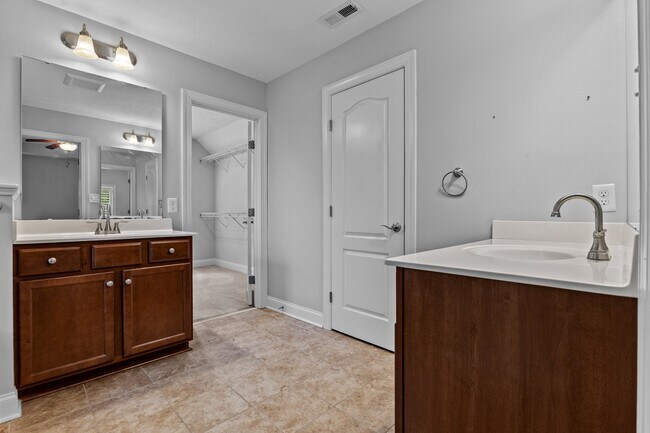 Building Photo - 768 Riverbirch Dr