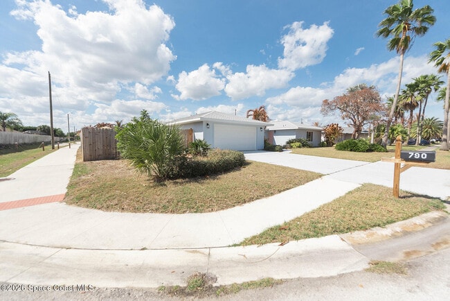 Building Photo - 790 Palm Dr