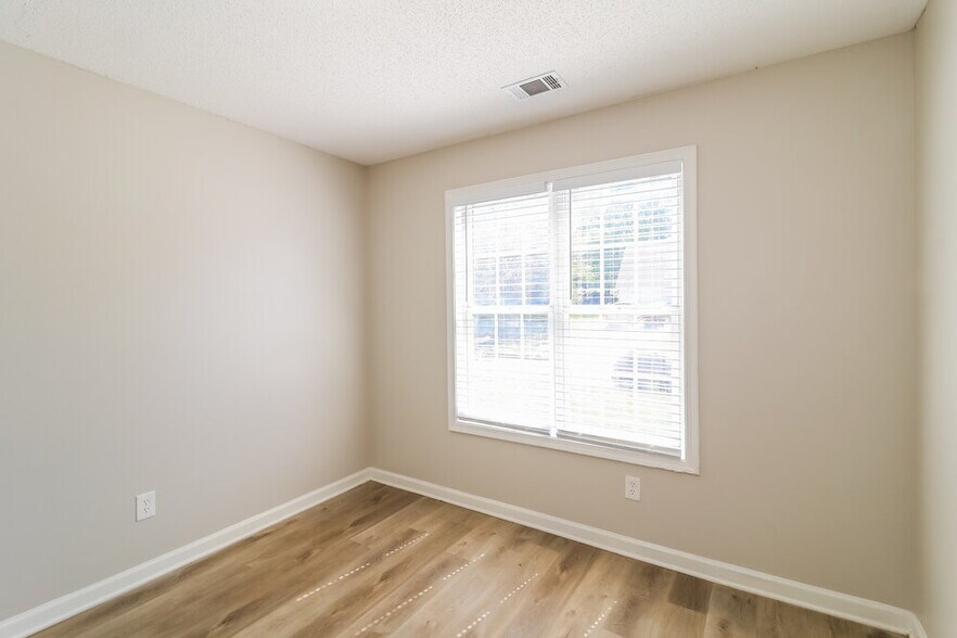 Building Photo - 915 Castlerock Way