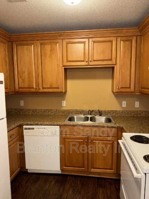 Primary Photo - 7071 Lake Joanne Dr