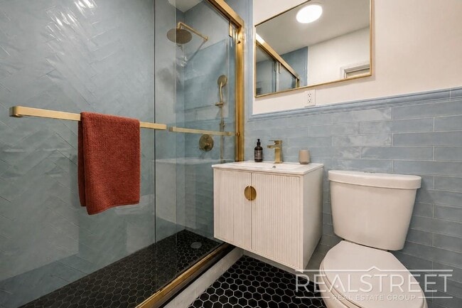 Building Photo - Charming 2 Bed 1.5 Bath Upper Duplex in Bushwick with Garden