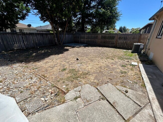 Building Photo - 1254 Lillian Ave