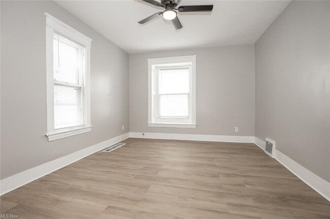 Building Photo - 5614 Drake Ave
