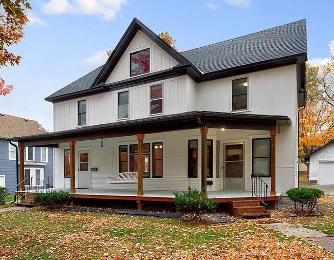 Primary Photo - 11 3rd Ave NW