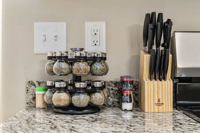 Building Photo - 587A Sunnyside Ave