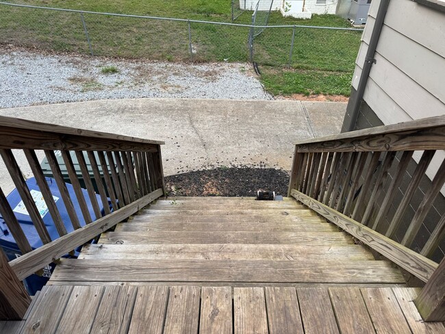 Building Photo - Spacious 4-Bedroom Home with Den, Fenced Yard & 3-Car Garage. Available Late July!