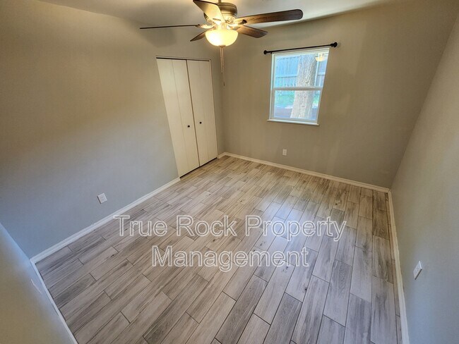 Building Photo - 2010 E Foster Dr