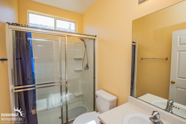 Building Photo - Fabulous 2Bdm 2.5Ba Home With Community Park & Pool.