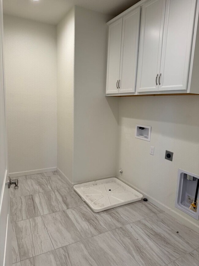 Building Photo - Beautiful 5 Bedroom, 3 Bathroom, 2800 Sqft...