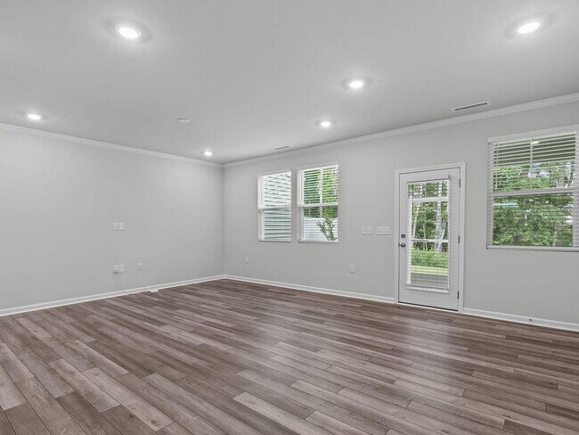 Building Photo - 3BR Like-New Townhome – GREAT PRICE - Community Pool/Playground