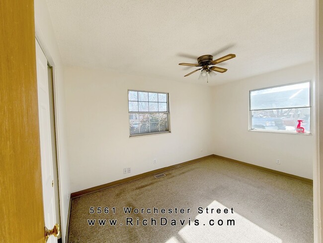 Building Photo - 4 bed, 2 bath house with washer/dryer hook...