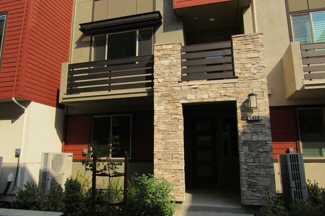 Primary Photo - Stunning 4 Bed Plus Office, 3.5 Bathroom Townhome Walking Distance to Bart