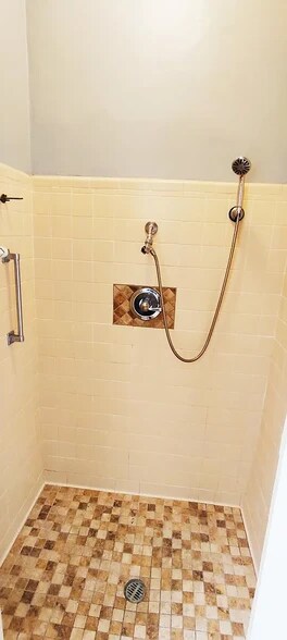 Building Photo - 404 N Ridgewood Ave