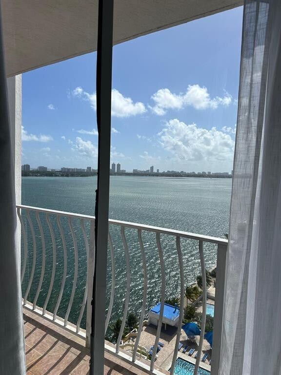 Building Photo - 7601 E Treasure Dr