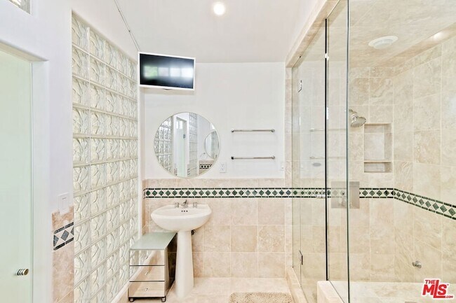 Building Photo - 516 1/2 Hill Street Unit