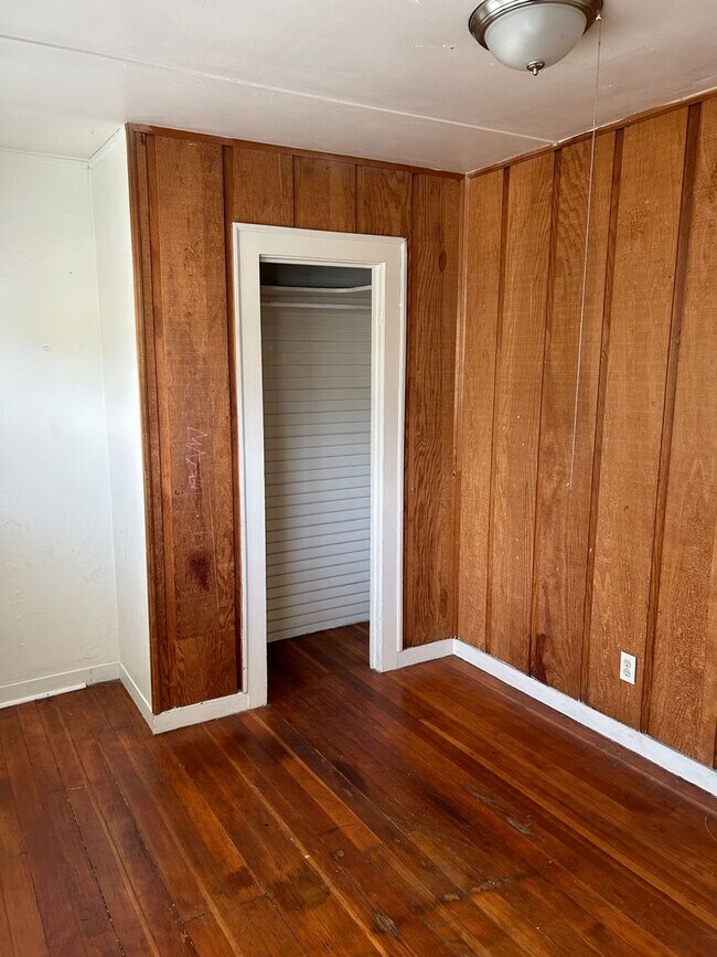Building Photo - 3 Bedroom on large corner lot!