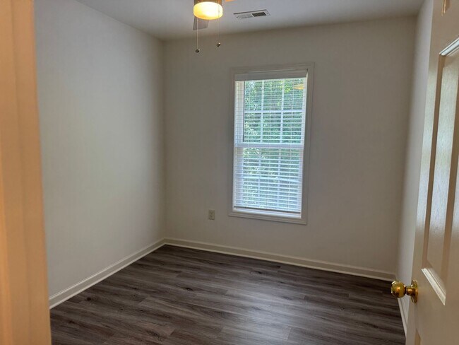 Building Photo - Three Bedroom Townhouse in Sherrills Ford with Bonus Room