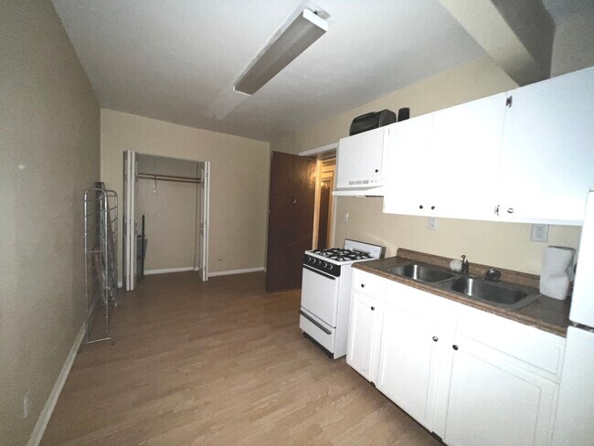 Building Photo - 5143 S Kenwood Ave