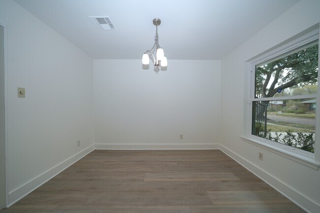 Building Photo - 5471 Loch Lomond Dr