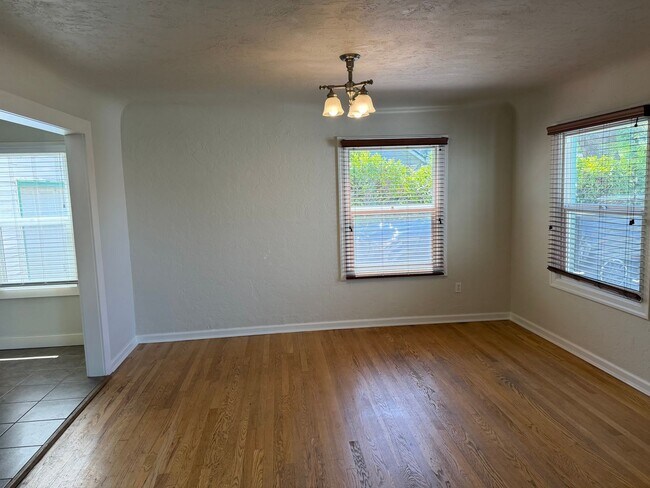 Building Photo - Large updated 2 bedroom 1 bathroom house in Springfield!