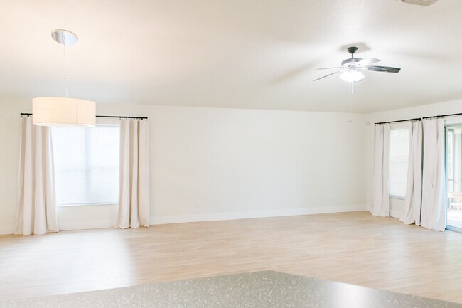 Building Photo - 208 Grande Lake Dr