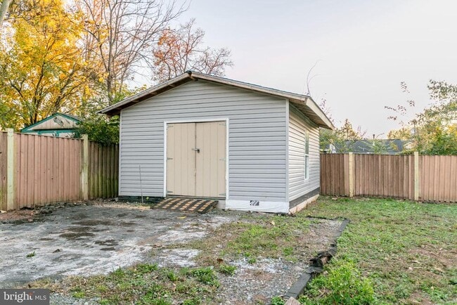 Building Photo - 121 Cabbel Dr