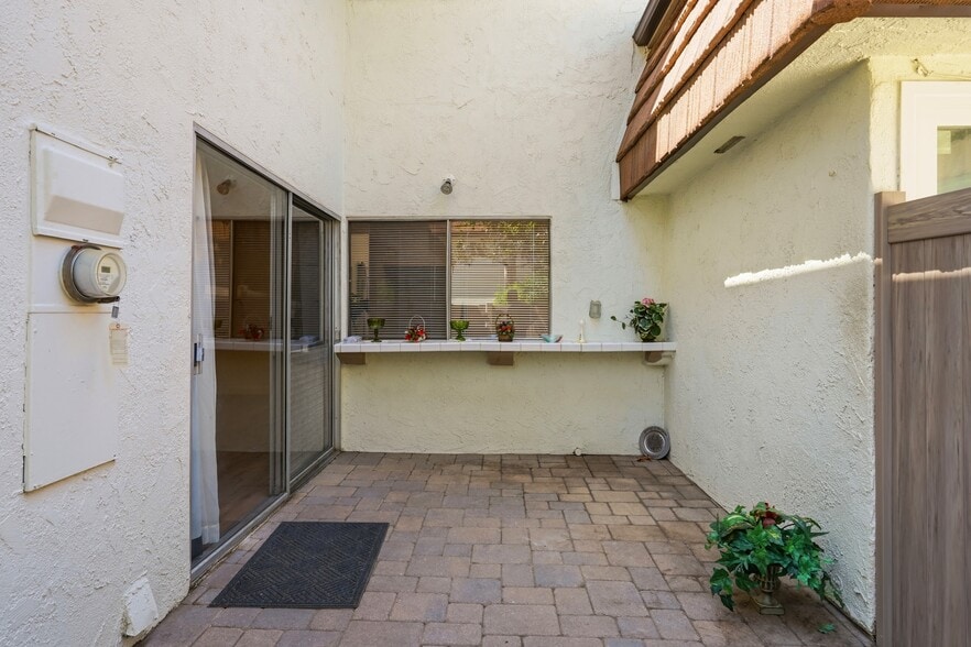 Building Photo - 10432 Larwin Ave