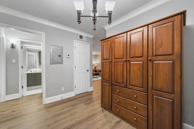 Building Photo - 10203 Regal Oaks Dr