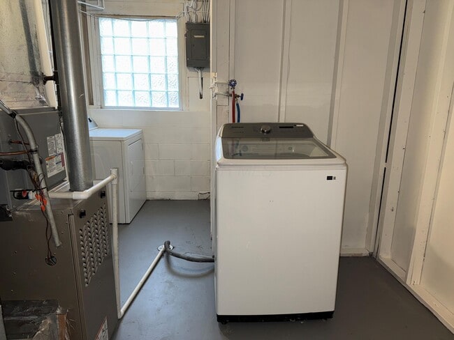 Building Photo - 1177 Hilton Dr