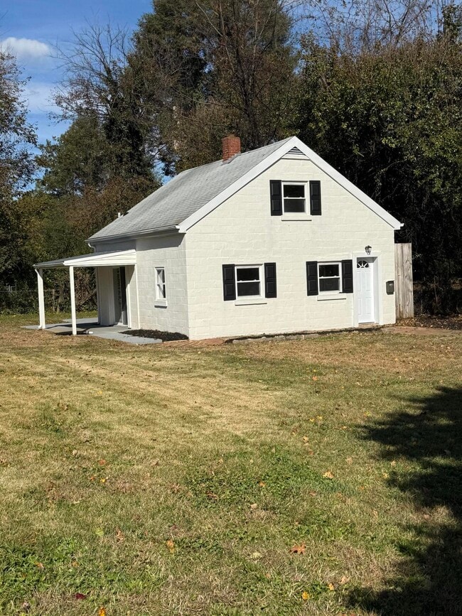 Building Photo - 2608 Dorchester Dr NW