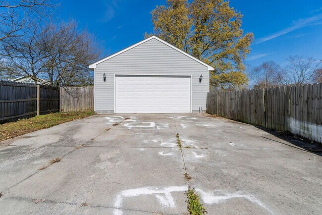 Building Photo - 1128 Grandy Ct