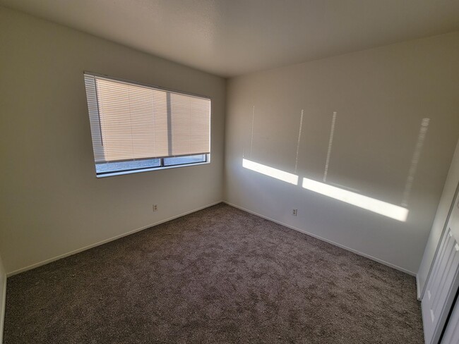 Building Photo - 2 Story Condo in Corning - Richfield Garde...