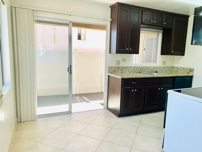 Building Photo - PERFECTLY LOCATED POINT LOMA 2BD/1.5BA TOW...