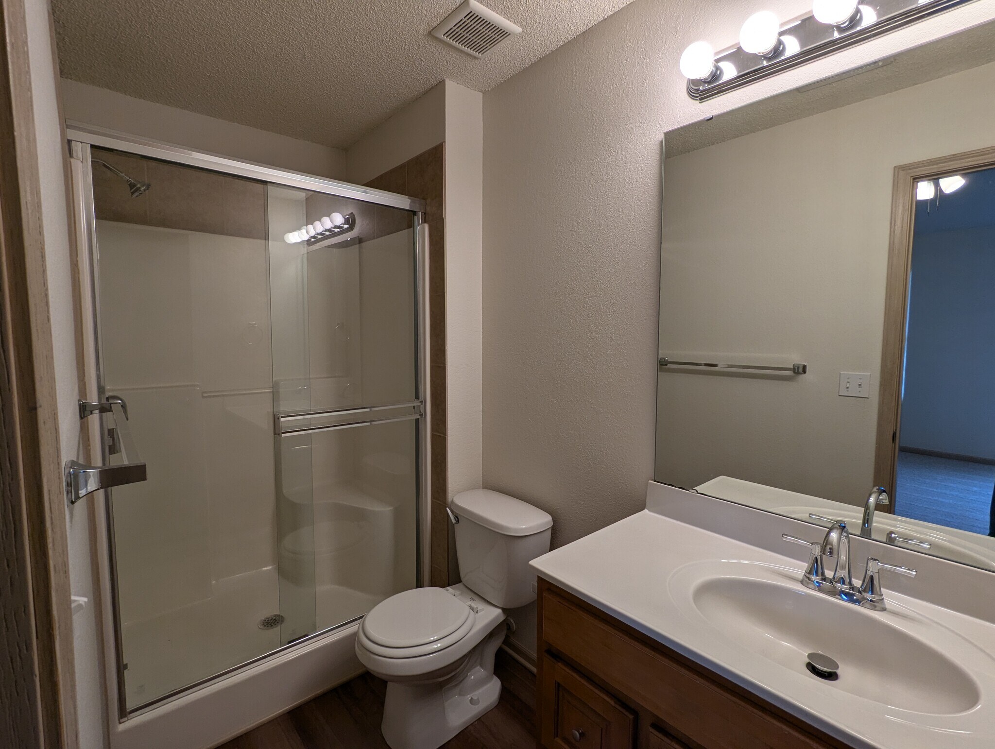Master bath - 205 W Nicholas Dr