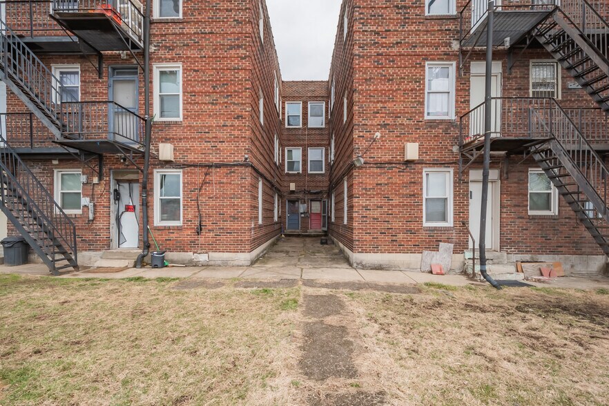 Building Photo - 2114 Bedford Ave
