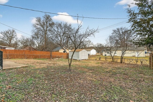 Building Photo - Hard-to-Find 6-Bedroom Home in Grandview!