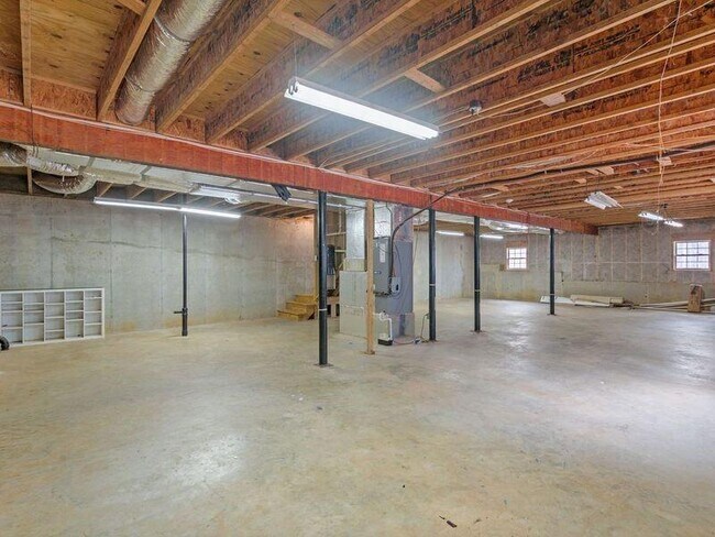 Building Photo - 305 Riverbend Dr