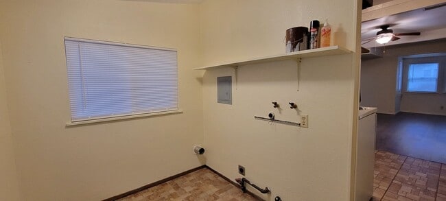 Building Photo - Charming 1 Bedroom Home With Bonus Area