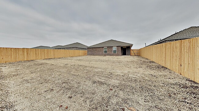 Building Photo - Very Nice 3 Bedroom 2 Bath Home in Yukon S...